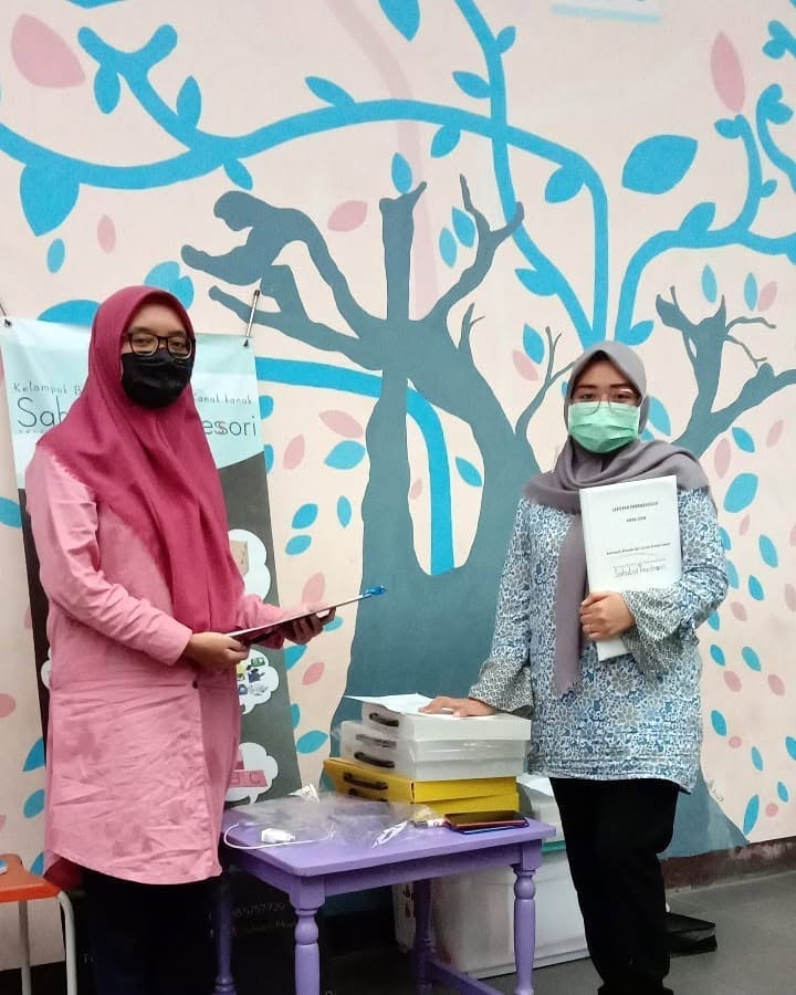 Pembagian rapot dengan protokol kesehatan COVID-19