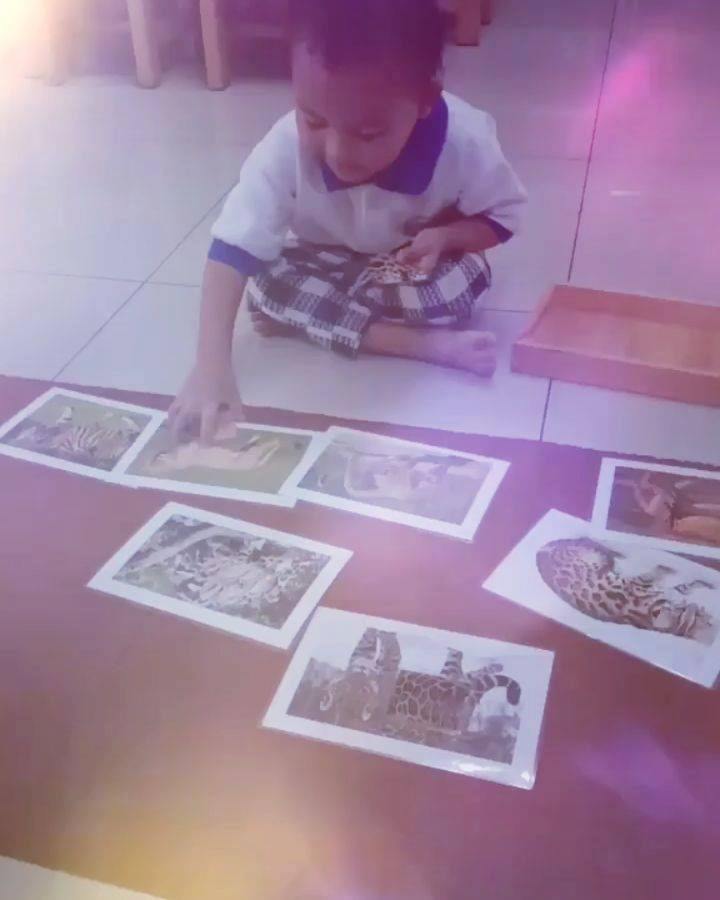 Simplenya metode Montessori itu kendalinya ada di anak, bukan di orang dewasa/guru/bapak...